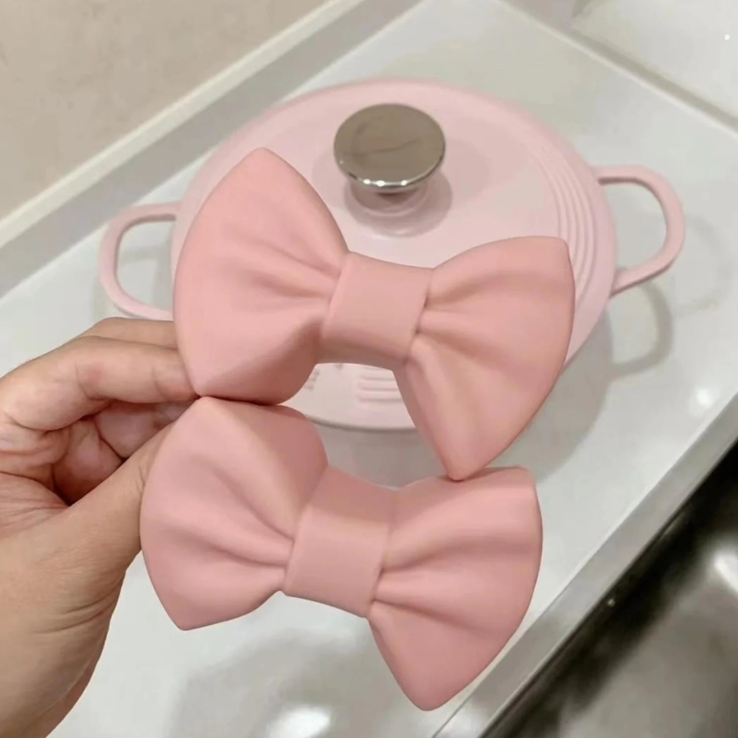 Bow silicone mitts